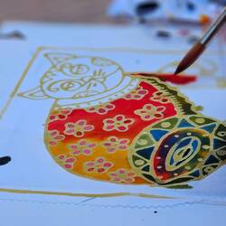 Kinder malen alles bunt an.