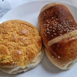 Zwei HK Frühstücksspezialitäten