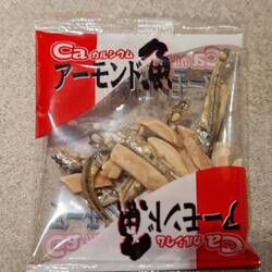 Bei uns Haribo, hier getrocknete Fische und Nüsse, semilecker