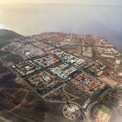 Die letzten Kilometer geht es über Hotelanlage direkt am Meer entlang