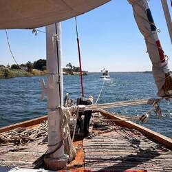 Wenn es kein Wind gibt, werden wir von einem Beiboot gezogen