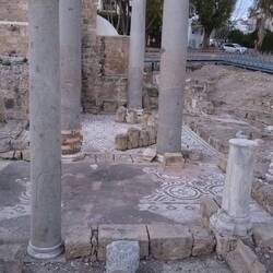 Die Ausgrabungsstätte in der Nähe ist geöffnet.