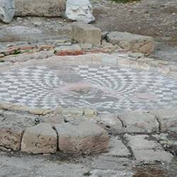 Die Ausgrabungsstätte in der Nähe ist geöffnet.