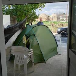 Unsere Stoffhütte, im Hintergrund das Osmanische Bad