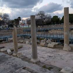 Die Ausgrabungsstätte in der Nähe ist geöffnet.