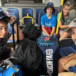 Das hinterste Abteil des Buses haben wir in Beschlag genommen