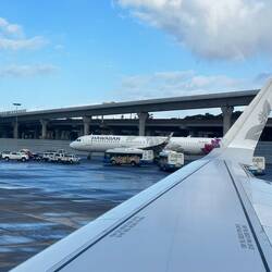 ...jedenfalls kein kaputtes Flugzeug, das einem den Weg versperrt... 😁