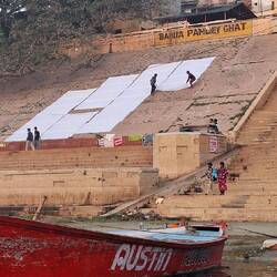 Secando sábanas al sol... O sea, ya arrancamos sucias... mejor ni las laves, chabón