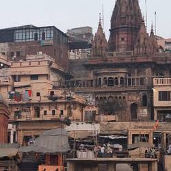 ...locales y extranjeros, se unen en el ritual final, simbolizando la igualdad ante la muerte."