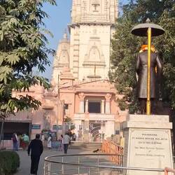Birla Mandir. Templo dentro del predio de la universidad de Varanasi.