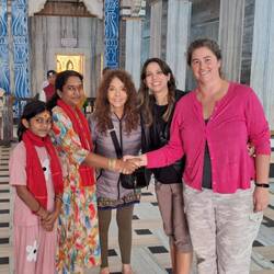 Ah, la gente nos pide sacarse fotos con nosotras!!! Me miran como un bicho raro. Claro soy gigante!!