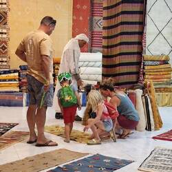 Mission: zu kleine Kinderklamotten gegen einen Berberteppich tauschen 😂