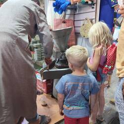 Hier wird frisches Mandelmus hergestellt