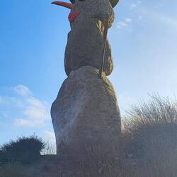 Eine Steinfrau mit dicken Lippen....