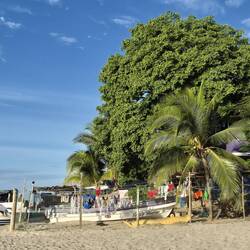 Fischerfamilien wohnen direkt am Strand