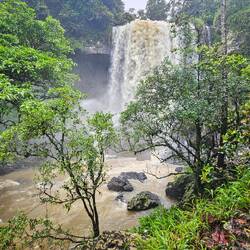 Die Wasserfälle schwellen in der Regenzeit zu diesen mächtigen Kolossen an