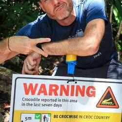 Für Australier scheinen Schilder mit Krokodilwarnungen Normalität