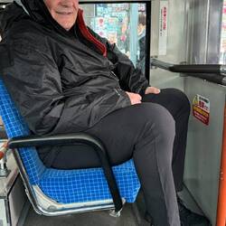 für Roger ist einfach alles zu klein, er hat eindeutig zu lange Beine!!!