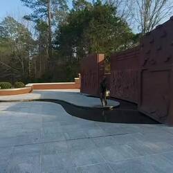 Außengelände mit Skulptur und Sonne. Warum dem Wasser aus der Hand fließt ??