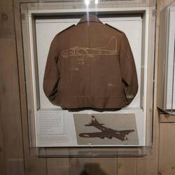 Bomberjacke hergestellt in einem deutschen Stalag von einem amerikanischen Piloten.