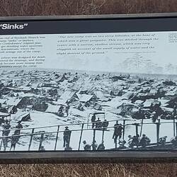 Hier im Vordergrund die Latrinen.