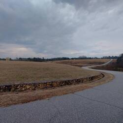 Das war das Lager und unten in der Falte lief der Bach.