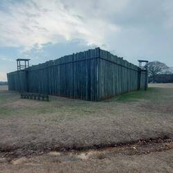 Links und rechts sieht nan die Türme der Wärter.