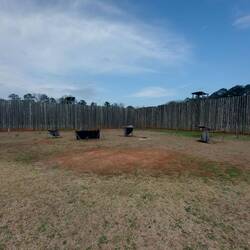 Hier noch mal die "Zelte" aus Mäntel oder Decken gemacht.