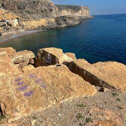 Von diesen Felsen aus, hat Zisi einen weissen Schmetterling über dem Meer gesehen.