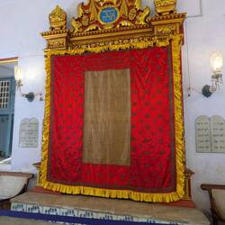 Hier hinter ist die Thora