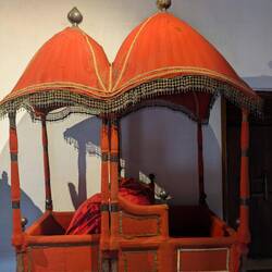 Senfte, mit der auf Elefanten geritten wurde