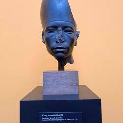 Makellose Gesichtszüge