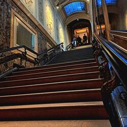 Kunstvolle Dachverglasung, verzierte Geländer, Schnitzereien an den Wänden