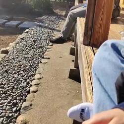 Titus war sehr fasziniert von einem Japaner mit einem großen Loch in der Socke der neben uns saß