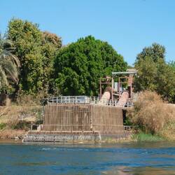 Das Wasser wird aus dem Nil gepumpt