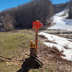 Sogar beschilderte Wanderwege gibt es hier.