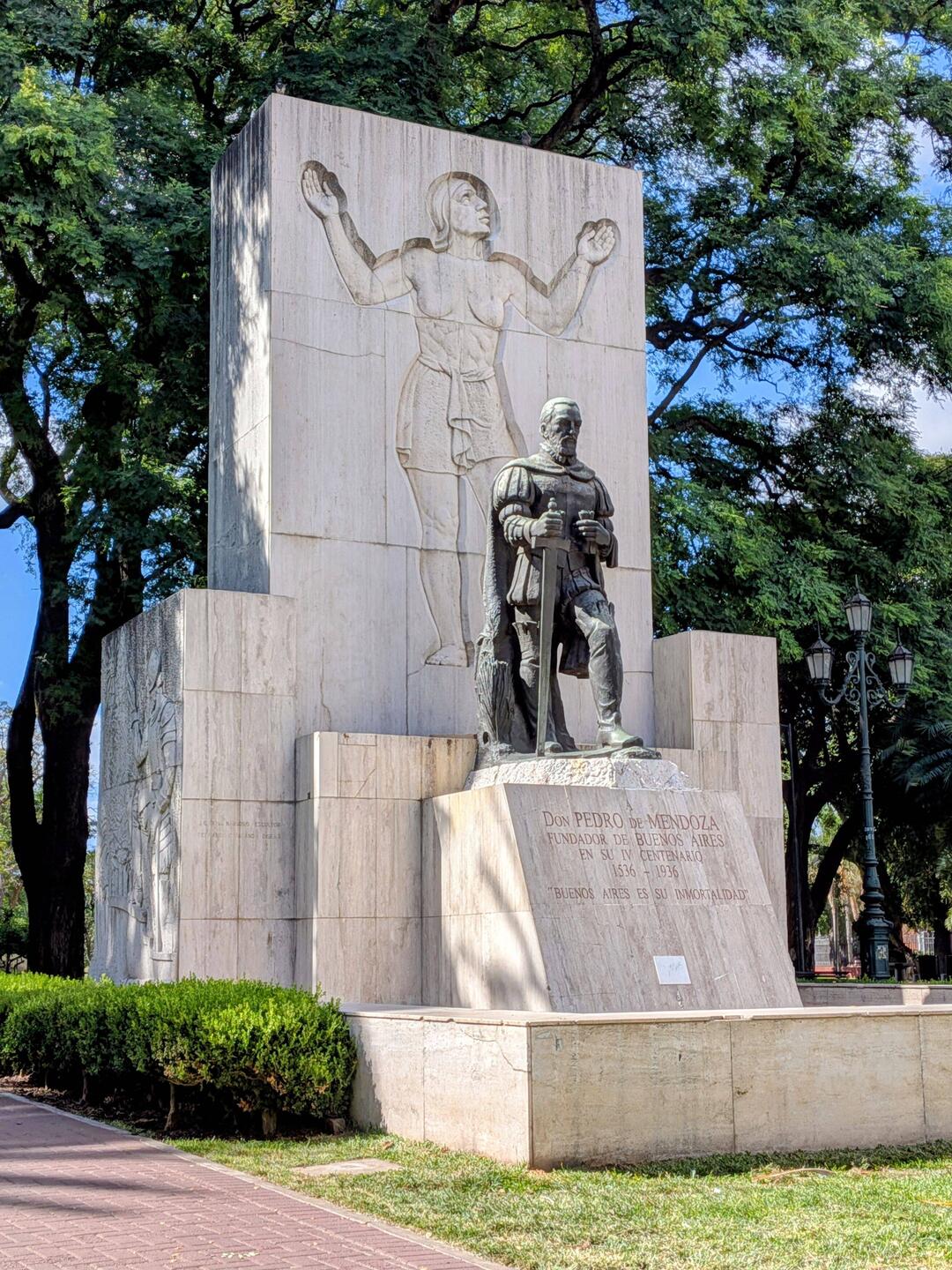 Escultura Don Pedro de Mendoza