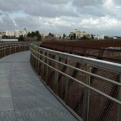 Hochbrücke zu den Höhlen und Ruinen.