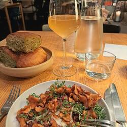 Rindertartar mit eingelegten Pilzchen, Käsecreme, Wasabicreme, Kresse und Kartoffelchips