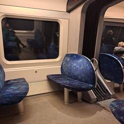 Die Bahn ist pünktlich, sauber und hat viiiiel Platz