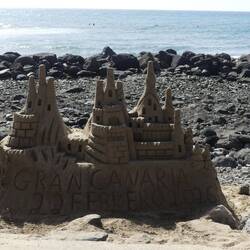 Kunstwerke aus Sand am Strand