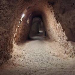 Etliche, mannshohe, Gänge und Räume