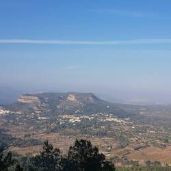 Links in der Ferne sieht man mal wieder Häuser, wie an den Berg geklebt
