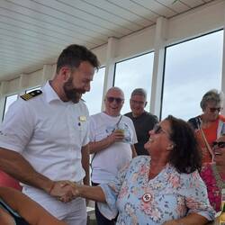 Der Kapitän kommt zum Tisch 🫡