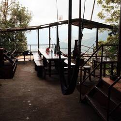 Gemeinschaftsraum. Überall Hüngematten und Orte zum Entspannen