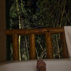 Entspannung auf dem Balkon mit Blick in den Wald