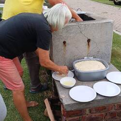 Langos, ein im Öl ausgebackener Hefeteig