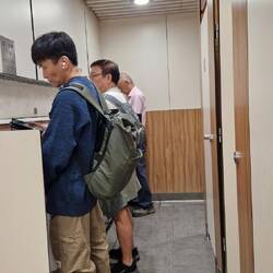 Das Handy wird nichtmal beim Pullern weggelegt, kein Einzelfall