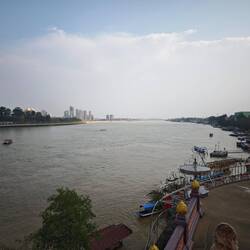 Ein Blick über den Fluss