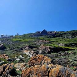 Blick auf die Lodge vom Weg aus